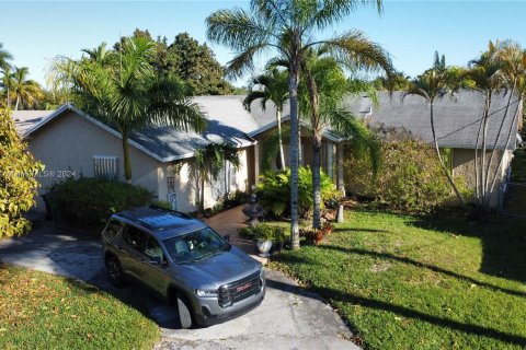 Villa ou maison à vendre à Cutler Bay, Floride: 5 chambres, 260.5 m2 № 1229590 - photo 2