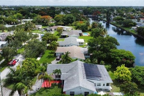 House in Cutler Bay, Florida 5 bedrooms, 260.5 sq.m. № 1229590 - photo 7