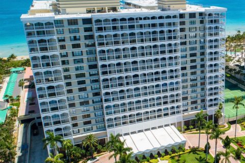 Condominio en venta en Bal Harbour, Florida, 2 dormitorios, 128.95 m2 № 1435241 - foto 1