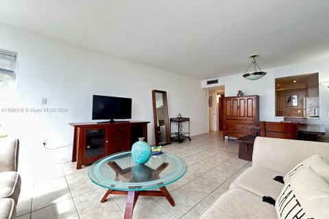 Condo in Miami, Florida, 1 bedroom  № 1429791 - photo 11