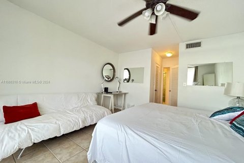 Condo in Miami, Florida, 1 bedroom  № 1429791 - photo 27