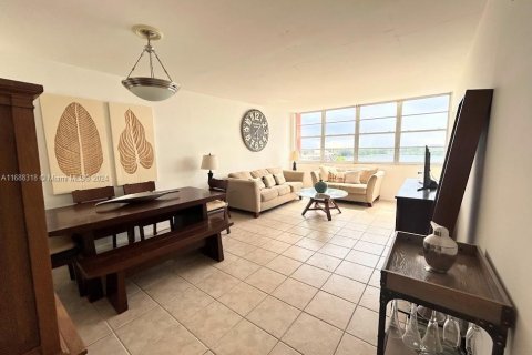 Condo in Miami, Florida, 1 bedroom  № 1429791 - photo 3