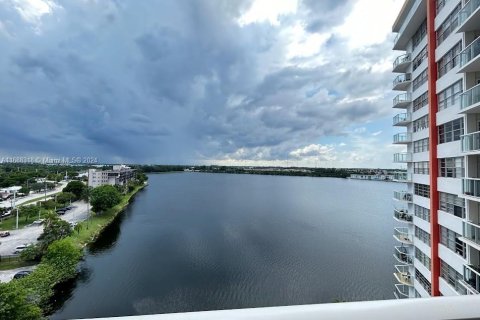 Condo in Miami, Florida, 1 bedroom  № 1429791 - photo 14