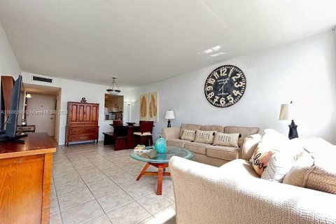 Condo in Miami, Florida, 1 bedroom  № 1429791 - photo 5