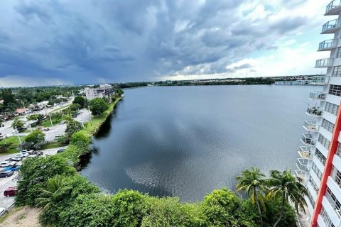 Condo in Miami, Florida, 1 bedroom  № 1429791 - photo 1