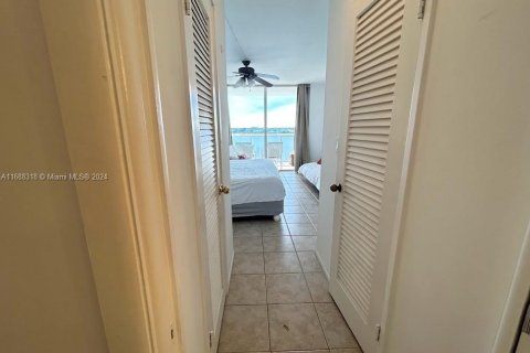 Condo in Miami, Florida, 1 bedroom  № 1429791 - photo 21