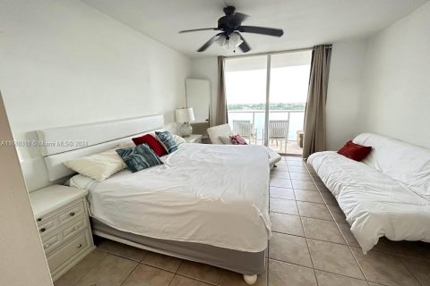 Condo in Miami, Florida, 1 bedroom  № 1429791 - photo 24