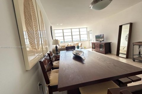 Condo in Miami, Florida, 1 bedroom  № 1429791 - photo 4