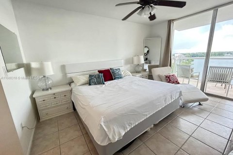 Condo in Miami, Florida, 1 bedroom  № 1429791 - photo 25