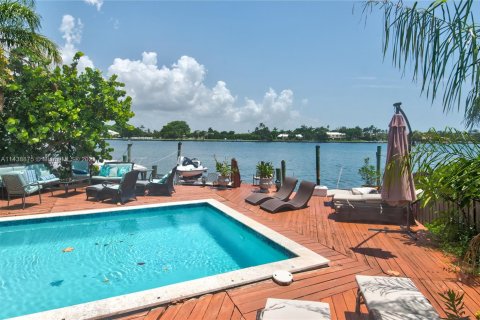 Купить виллу или дом в Майами-Бич, Флорида 4 спальни, 286.14м2, № 676597 - фото 1