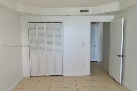 Condo in Miami Beach, Florida, 2 bedrooms  № 1332896 - photo 16