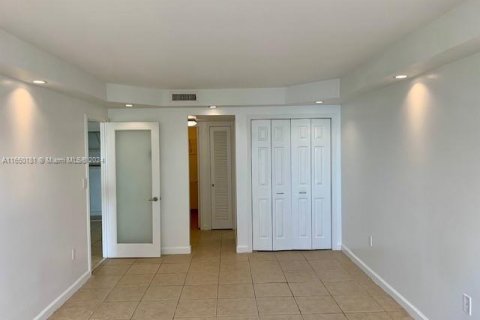 Condo in Miami Beach, Florida, 2 bedrooms  № 1332896 - photo 20