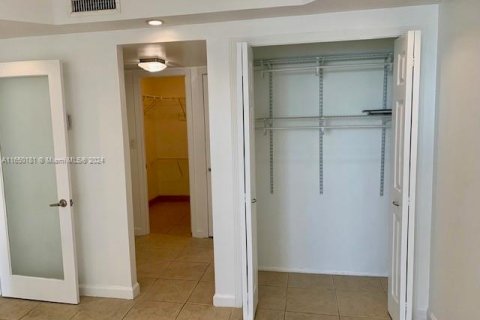 Condo in Miami Beach, Florida, 2 bedrooms  № 1332896 - photo 7