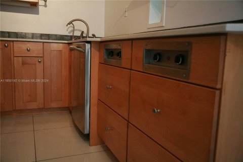 Condo in Miami Beach, Florida, 1 bedroom  № 1332897 - photo 18