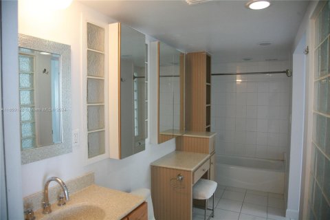 Condo in Miami Beach, Florida, 1 bedroom  № 1332897 - photo 20