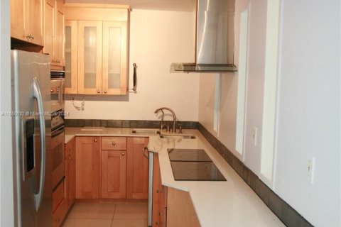 Condo in Miami Beach, Florida, 1 bedroom  № 1332897 - photo 17