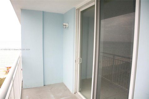 Condo in Miami Beach, Florida, 1 bedroom  № 1332897 - photo 22