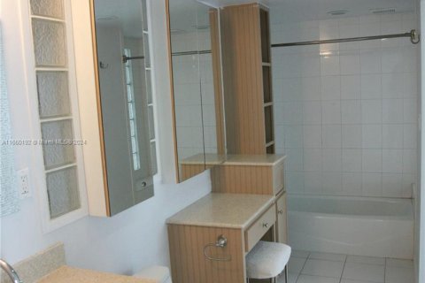 Condo in Miami Beach, Florida, 1 bedroom  № 1332897 - photo 19