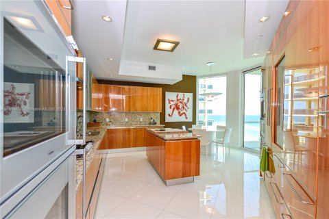 Condo in Sunny Isles Beach, Florida, 4 bedrooms  № 1332940 - photo 11