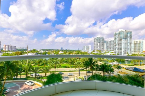 Condo in Sunny Isles Beach, Florida, 4 bedrooms  № 1332940 - photo 19