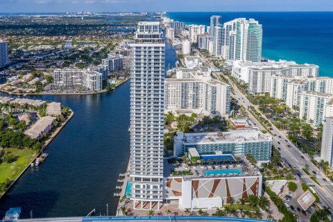 Condo in Hollywood, Florida, 1 bedroom  № 1081310 - photo 1