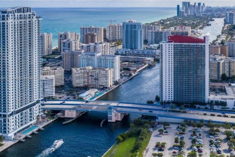 Condo in Hollywood, Florida, 1 bedroom  № 1081310 - photo 16