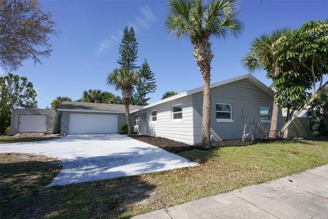 House in Merrit Island, Florida 3 bedrooms, 142.7 sq.m. № 962807 - photo 2