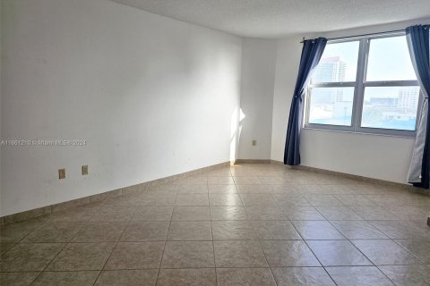 Condo in Hallandale Beach, Florida, 2 bedrooms  № 1367602 - photo 9