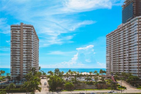 Copropriété à louer à Hallandale Beach, Floride: 2 chambres, 118.45 m2 № 1367602 - photo 1