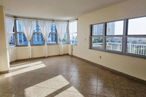 Copropriété à louer à Hallandale Beach, Floride: 2 chambres, 118.45 m2 № 1367602 - photo 2