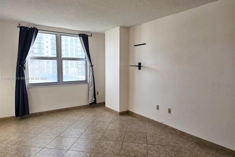 Condo in Hallandale Beach, Florida, 2 bedrooms  № 1367602 - photo 7