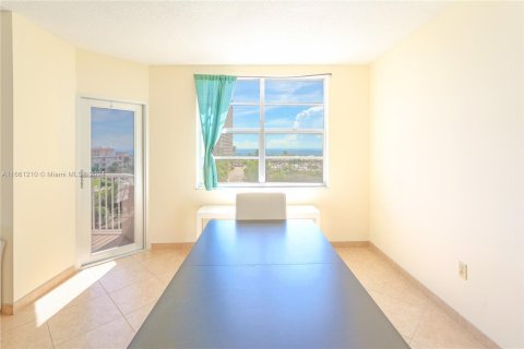 Condo in Hallandale Beach, Florida, 2 bedrooms  № 1367602 - photo 5