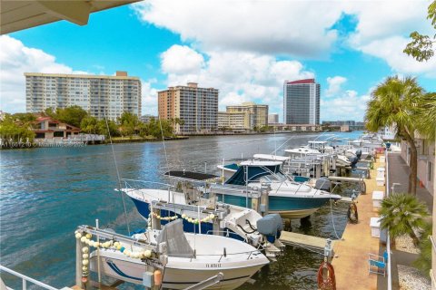 Copropriété à louer à Hallandale Beach, Floride: 2 chambres, 118.45 m2 № 1367602 - photo 29