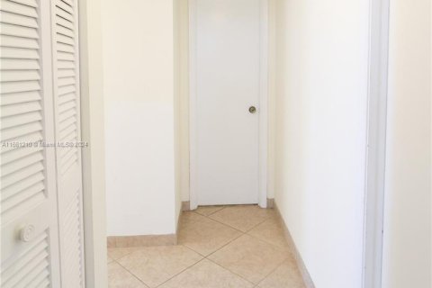 Condo in Hallandale Beach, Florida, 2 bedrooms  № 1367602 - photo 6