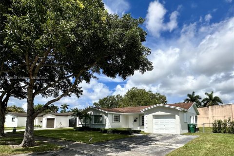 Casa en venta en Miami, Florida, 3 dormitorios, 147.99 m2 № 1367078 - foto 1