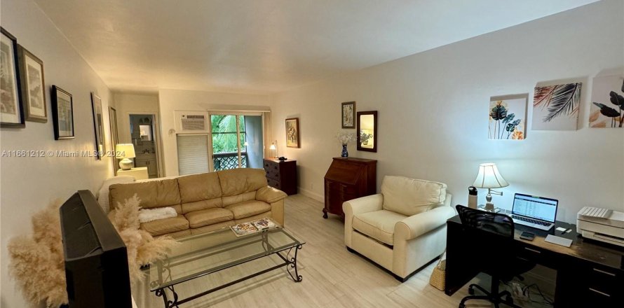 Estudio en el Condominio en Coral Gables, Florida  № 1367603