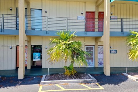 Commercial property in Lauderhill, Florida № 878217 - photo 6