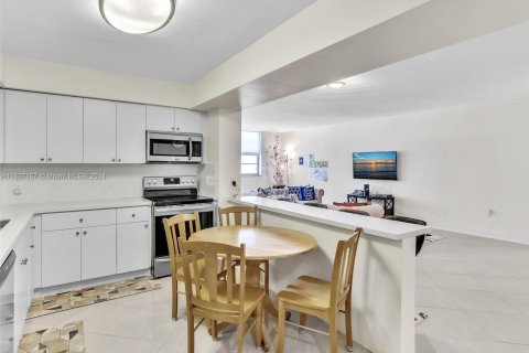 Condo in Miami Beach, Florida, 2 bedrooms  № 1281394 - photo 11