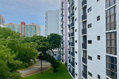 Condo in Sunny Isles Beach, Florida, 1 bedroom  № 1281424 - photo 28