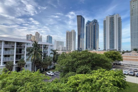 Condo in Sunny Isles Beach, Florida, 1 bedroom  № 1281424 - photo 23