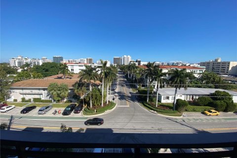 Condo in Bay Harbor Islands, Florida, 1 bedroom  № 989193 - photo 16