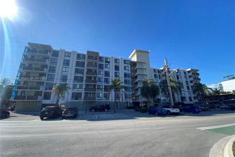 Copropriété à vendre à Bay Harbor Islands, Floride: 1 chambre, 83.15 m2 № 989193 - photo 1