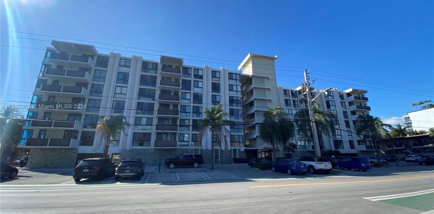 Condominio en Bay Harbor Islands, Florida, 1 dormitorio  № 989193