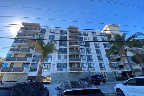 Copropriété à vendre à Bay Harbor Islands, Floride: 1 chambre, 83.15 m2 № 989193 - photo 2