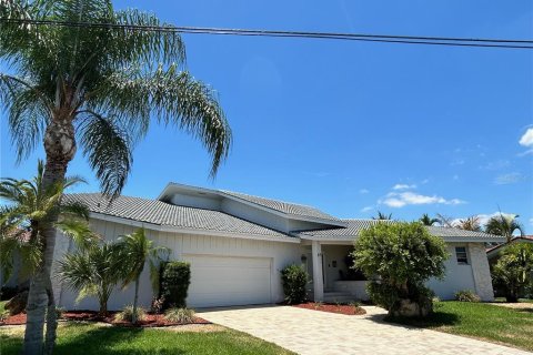 House in Punta Gorda, Florida 3 bedrooms, 216 sq.m. № 1249813 - photo 1