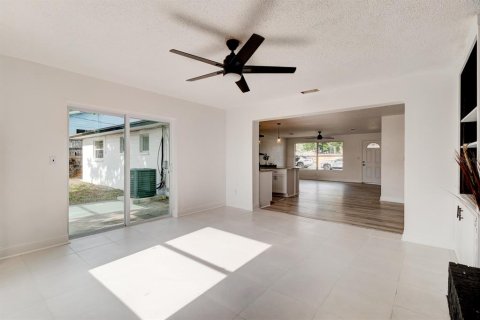 House in Edgewater, Florida 3 bedrooms, 197.42 sq.m. № 1193970 - photo 10