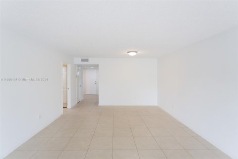 Condo in Miami, Florida, 1 bedroom  № 1362386 - photo 13