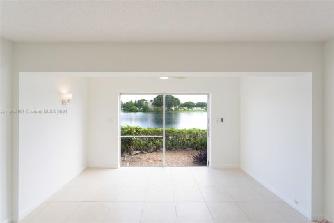 Condo in Miami, Florida, 1 bedroom  № 1362386 - photo 7