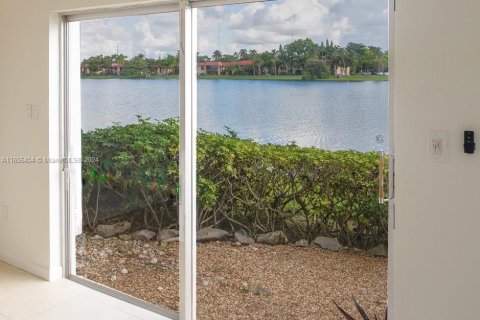 Condo in Miami, Florida, 1 bedroom  № 1362386 - photo 9