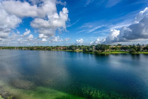 Condo in Miami, Florida, 1 bedroom  № 1362386 - photo 24